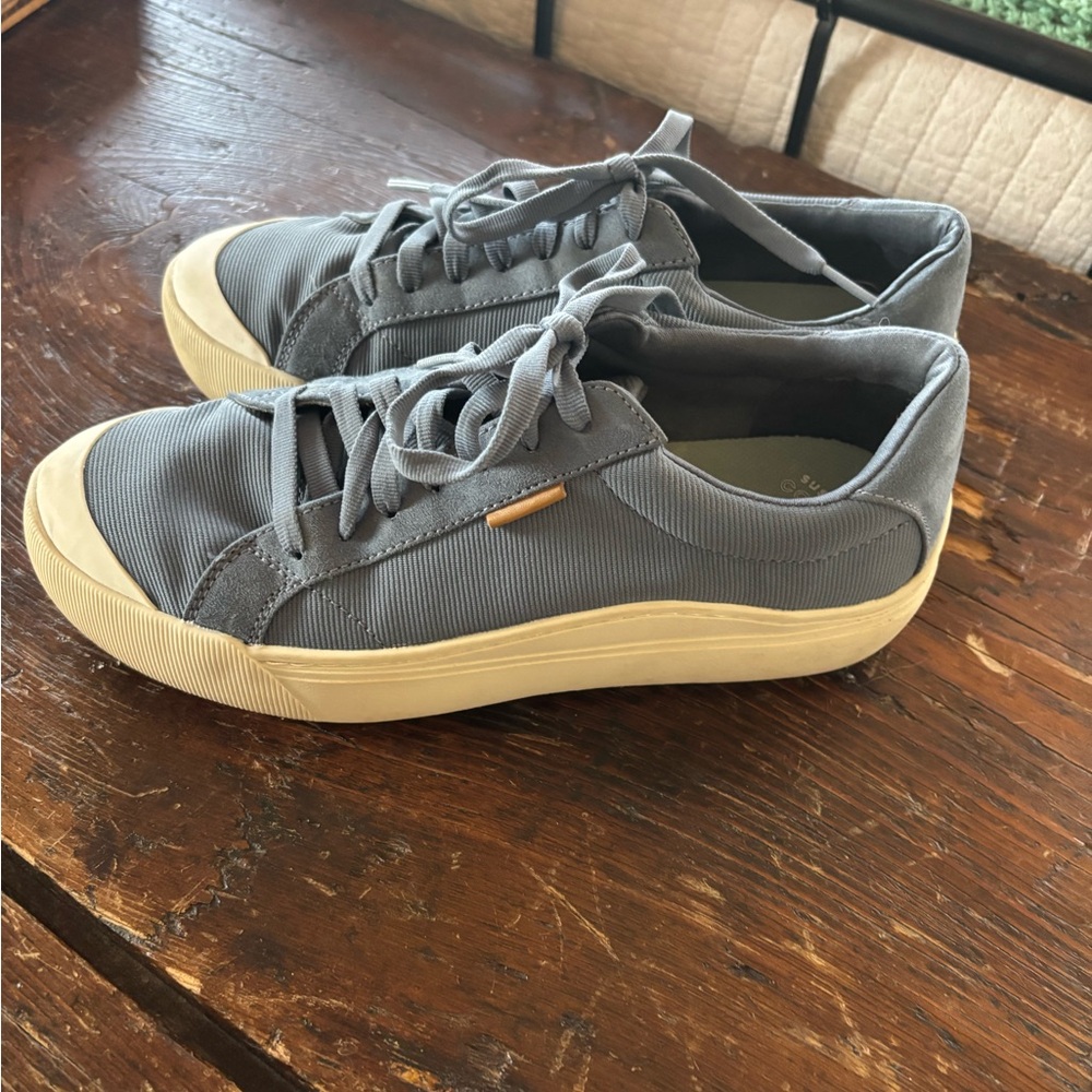 Dr. Scholl’s sneakers